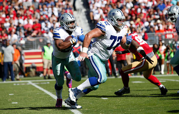 Travis Frederick blocks for Ezekiel Elliott