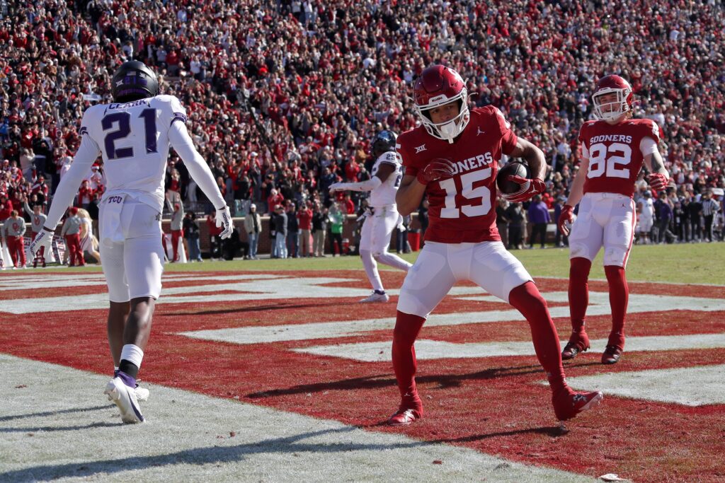 Brenan Thompson (15) for Oklahoma catches a touchdown for the Sooners.
