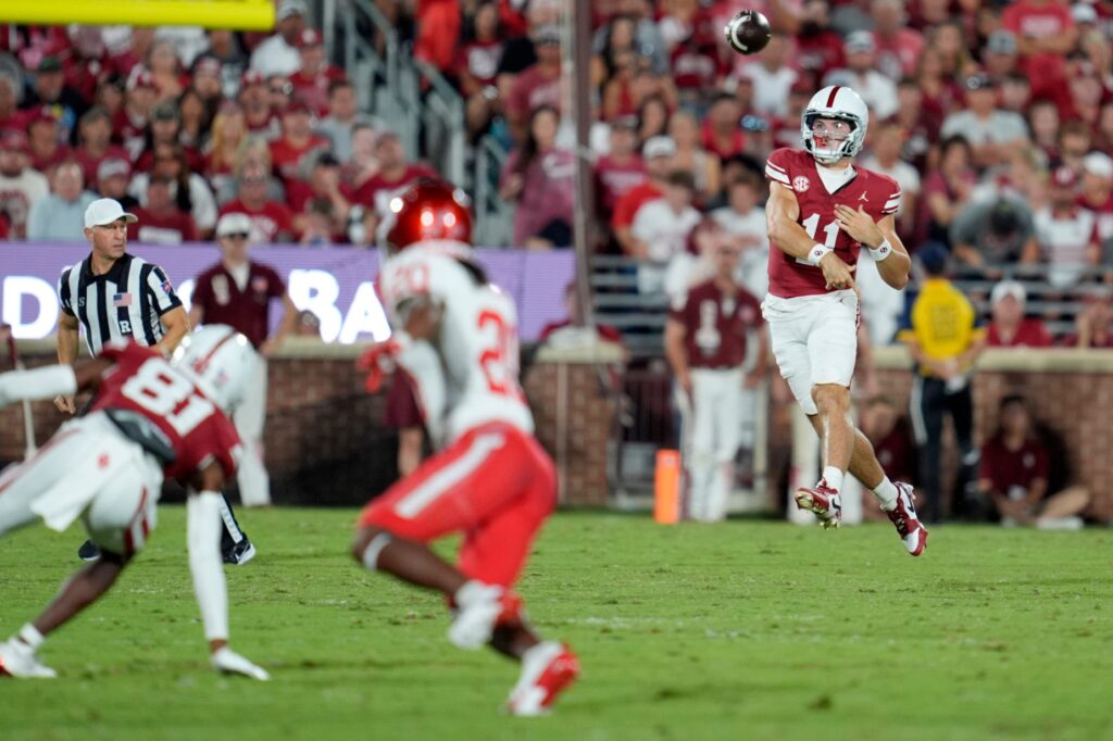 Oklahoma Sooners quarterback Jackson Arnold (11) throws a pass during a college football game between the University of Oklahoma Sooners (OU) and the Houston Cougars at Gaylord Family