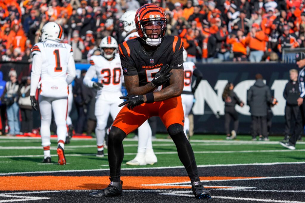 Cincinnati Bengals wide receiver Tee Higgins (Orange helmet, black jersey, orange pants) catches and celebrates a touchdown. Higgins will be a top free agent in the 2025 free agency.